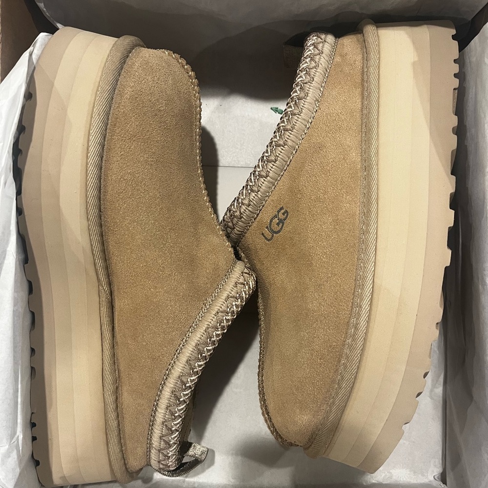 New unworn Ugg Women’s Tazz style in Mustard seed.  Size 6